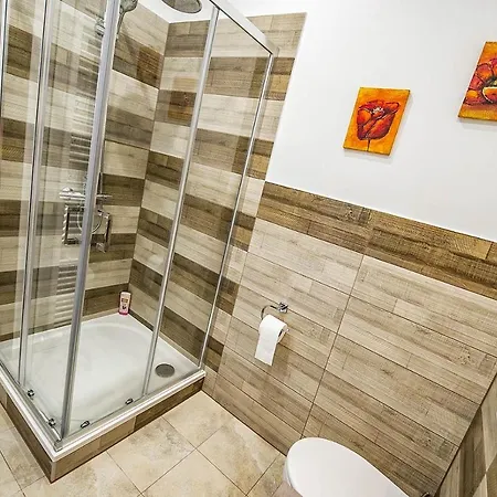 Zachar Πανσιόν Lubica