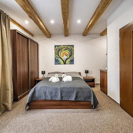 Zachar Πανσιόν Lubica