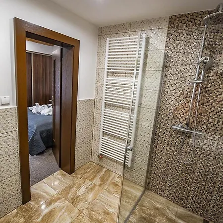 Zachar Πανσιόν Lubica